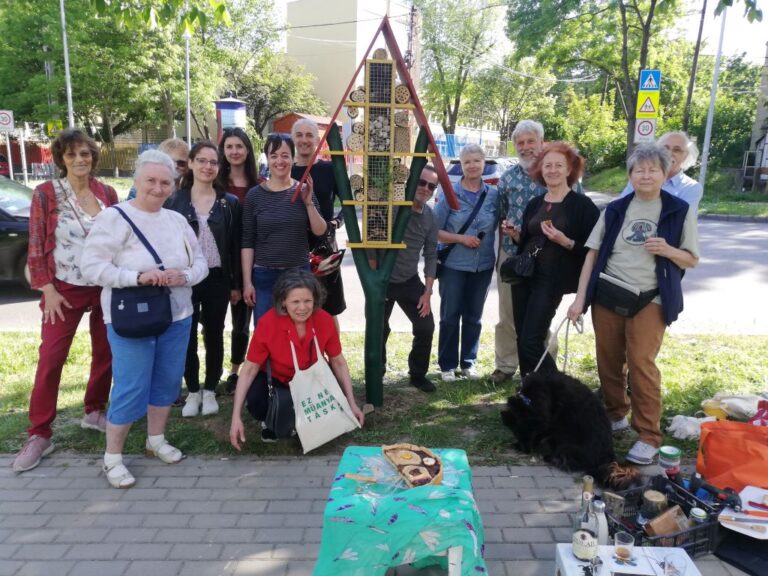 A Beporzók munkacsoport tagjai egy frissen felállított rovarszálló mellett